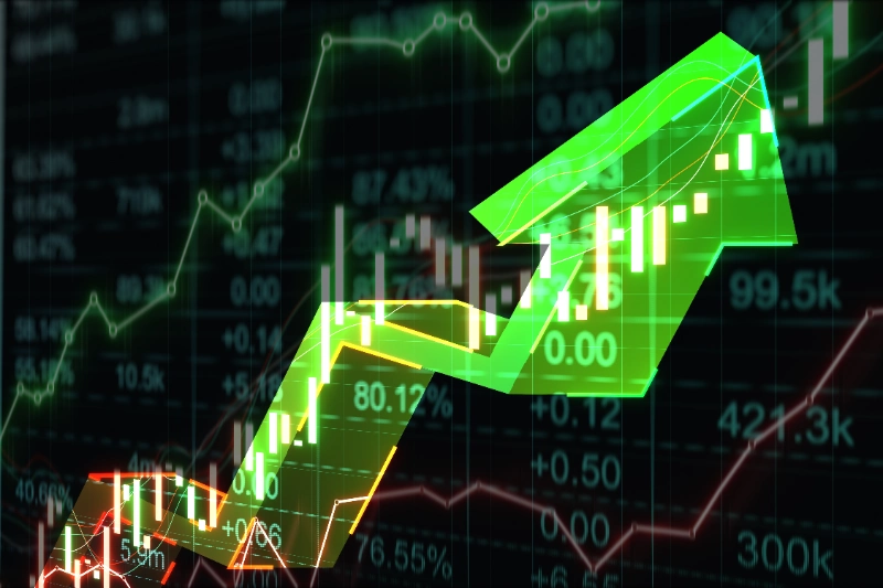 Flecha verde luminosa en ascenso sobre un gráfico financiero digital con velas y datos bursátiles.