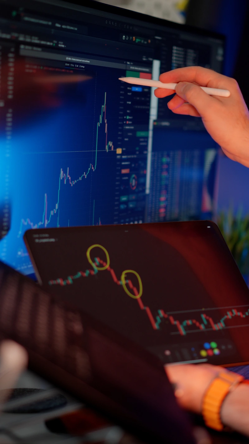 Analista revisando indicadores técnicos y el MACD en pantallas digitales
