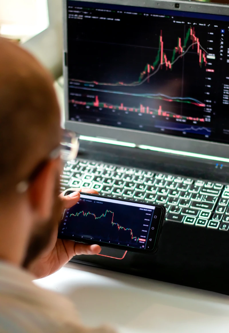 Trader revisando niveles de soporte y resistencia en el gráfico de su portátil